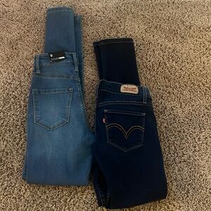 2 pair of jeans one is Levi’s and one are Fashion Nova.